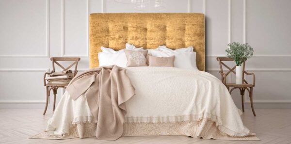 Cama de lujo emporio tapizada en terciopelo de algodón color dorado, con colcha y cojines