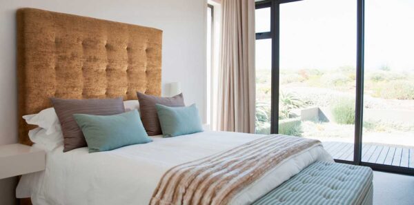 Cama Emporio en terciopelo de algódon de color dorado vestida con colcha y cojines