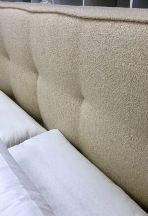 Cama Astral Nature Zoco 3 Cabecero Zoco en tejido gigi arena. Bouclé de alta calidad.