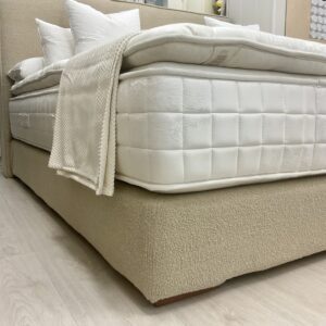 Cama Astral Nature Zoco 4 Zoco 22 cm Foto en PV bajo al detalle tapizado en gigi arena