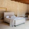 Sonpura Royal blanco sobre cama beige