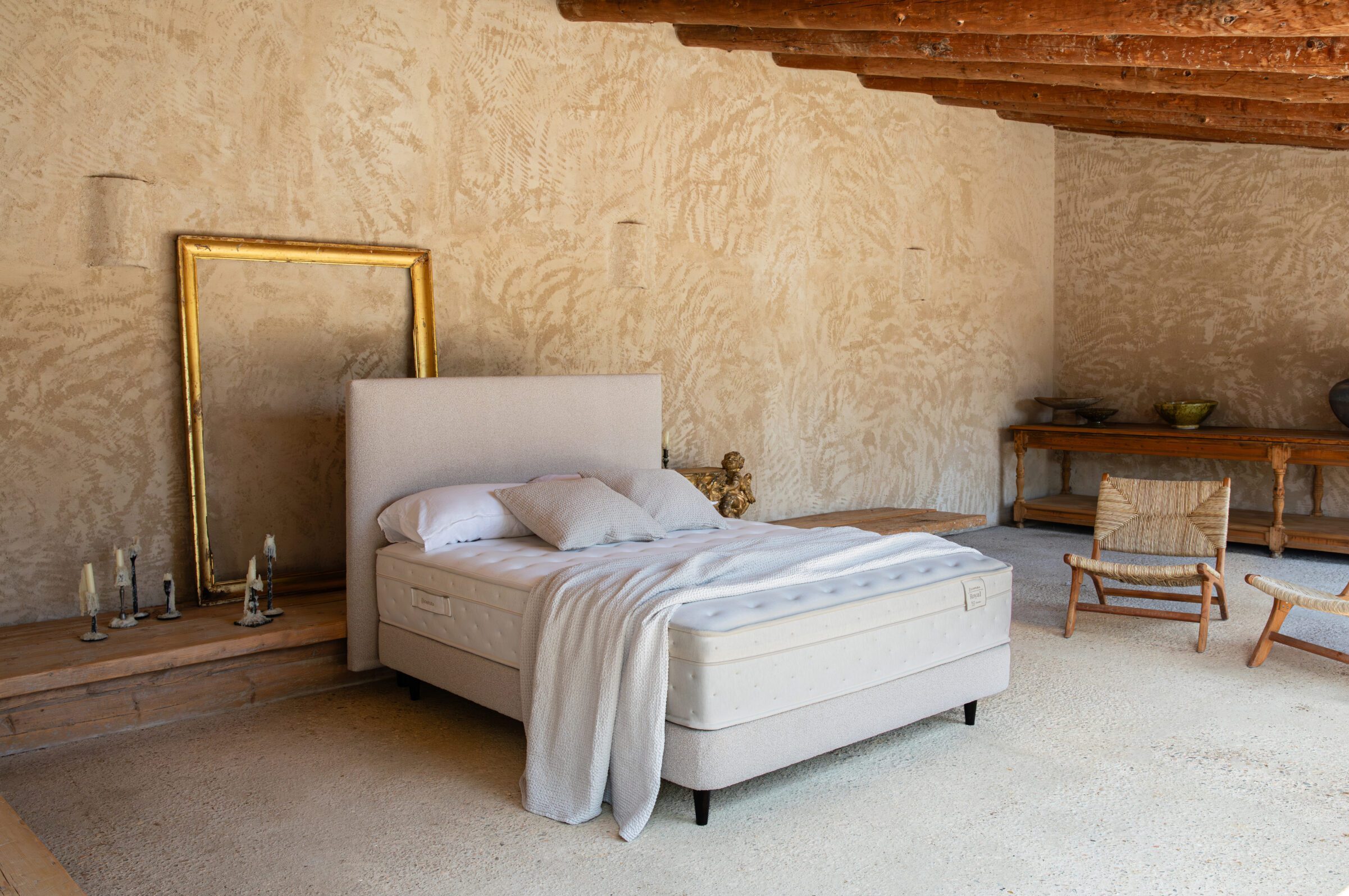 Sonpura Royal blanco sobre cama beige