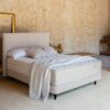 Sonpura Royal blanco sobre cama beige