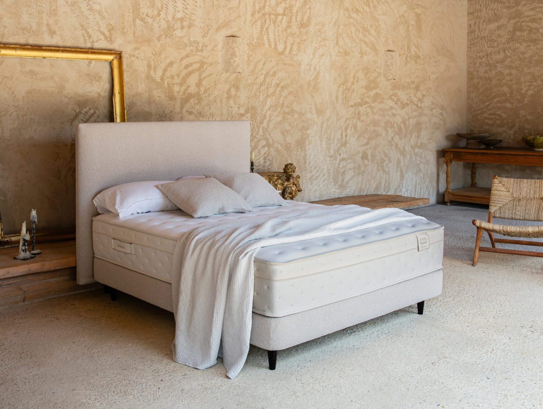 Sonpura Royal blanco sobre cama beige