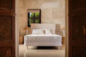 Sonpura Gaudí 25 global sobre canapé