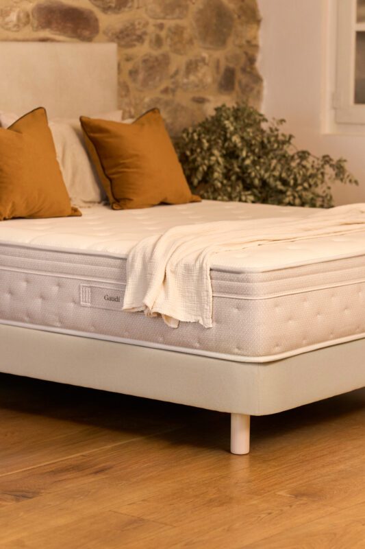 Cama Sonpura Masía 4 Masia Gaudi5 2024.06.03 Sonpura Hogar Gaudi 180 5685 Esencia Grafica v3