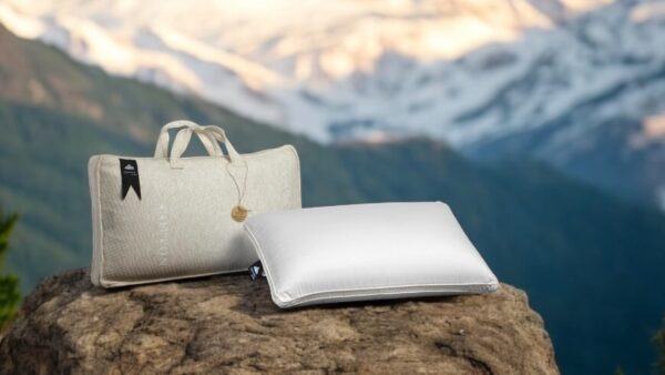 Almohada con maleta para guardarla en tonos orgánicos beige