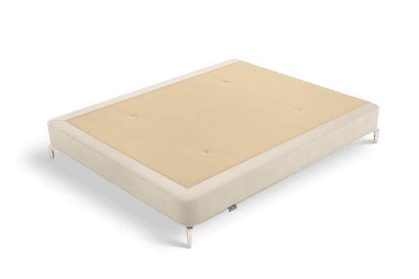 Canapé Sonpura Supreme 5 Canapé de calidad Premium modelo Supreme de Sonpura tapizado en color beige con patas cromadas y esquinas redondeadas Remata con un cordón perimetral estético.