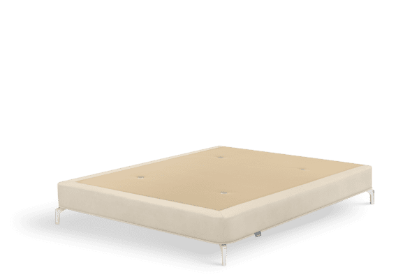 Canapé Sonpura Supreme 6 Canapé de calidad Premium modelo Supreme de Sonpura tapizado en color beige con patas cromadas y esquinas redondeadas Remata con un cordón perimetral estético.