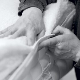 Artesano colocando capas de acolchados naturales