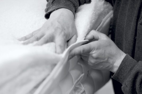 Artesano colocando capas de acolchados naturales