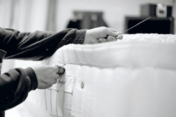 Artesano confeccionando colchón Auriga