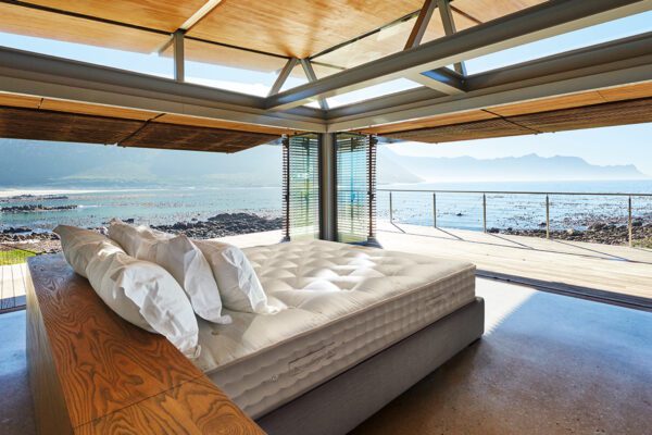 colchon de lujo Auriga Nair en habitación con vistas al mar