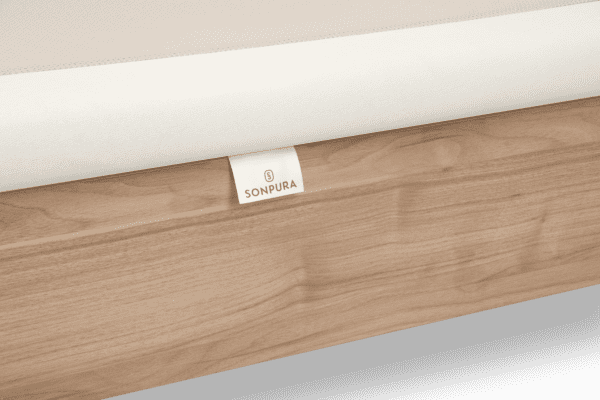 Canapé abatible Sonpura Nuit. Detalle de la tapa perímetro en tapizado cler beige con su etiqueta corporativa